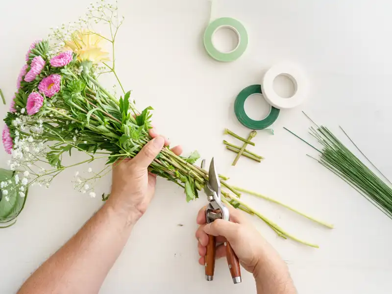Using-floral-wire-to-make-bouquets